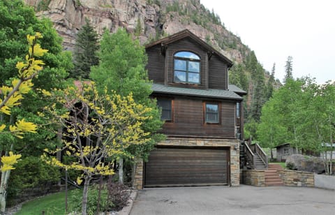 BEAUTIFUL 4 BEDROOM HOME SLEEPS 10- ONLY ONE BLOCK TO HOT SPRINGS POOL