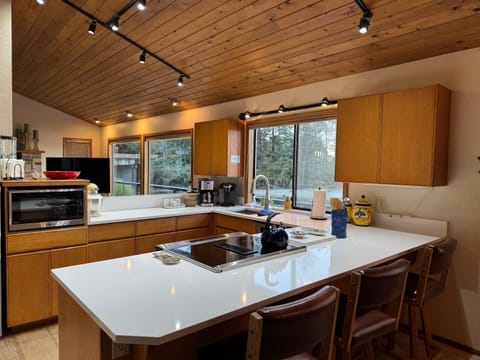 Fully equipped kitchen - New Quartz countertops!