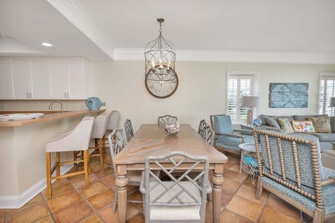 St. Simons Grand #102  dining room with large six person table