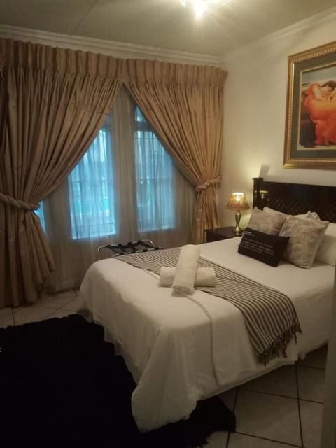 Queen Room | 1 bedroom, minibar, laptop workspace, rollaway beds