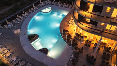 Indoor pool, seasonal outdoor pool, pool umbrellas, sun loungers