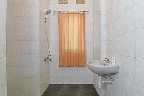 Deluxe Single Room, Non Smoking | Bathroom | Shower, free toiletries, towels