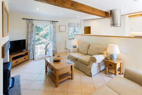 Cottage, 2 Bedrooms, Non Smoking | Living room | Flat-screen TV, DVD player