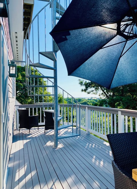 2nd floor veranda and deck