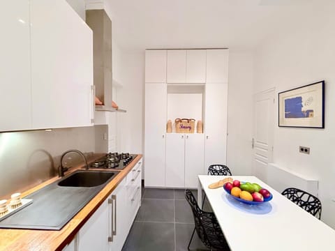 PARIS LYRIQUE – Cuisine spacieuse au style contemporain