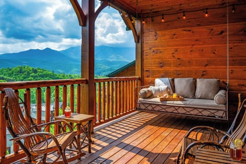Covered upper deck w/swinging beds, unobstructed view of Mount Le Conte.