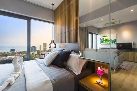 Deluxe Studio Suite, Sea View | Individually decorated, individually furnished, blackout drapes
