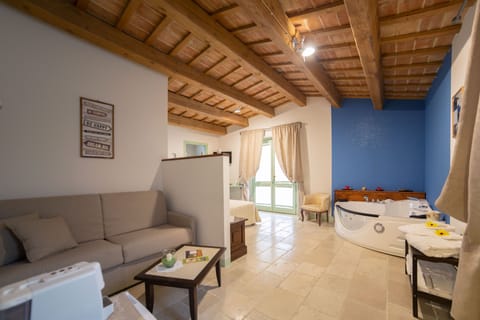 Exclusive Studio Suite, Jetted Tub, Garden View (Walter) | Premium bedding, desk, blackout drapes, free WiFi