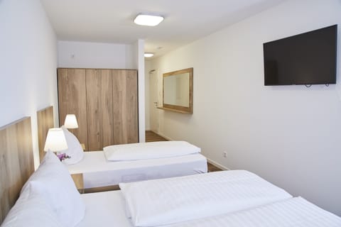 Comfort Triple Room | Desk, free cribs/infant beds, free WiFi, bed sheets