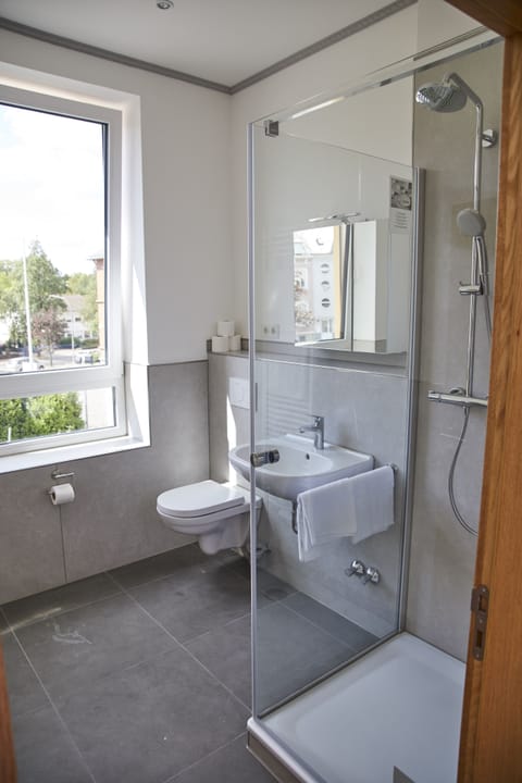 Comfort Twin Room | Bathroom | Shower, free toiletries, hair dryer, towels