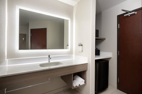 Standard Room | Bathroom | Combined shower/tub, free toiletries, hair dryer, towels
