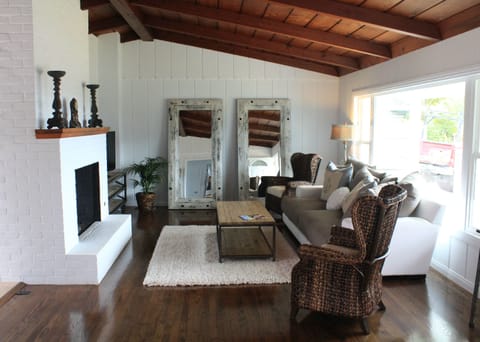 Living Room - Large flat screen 3D TV w/ internet access in corner!