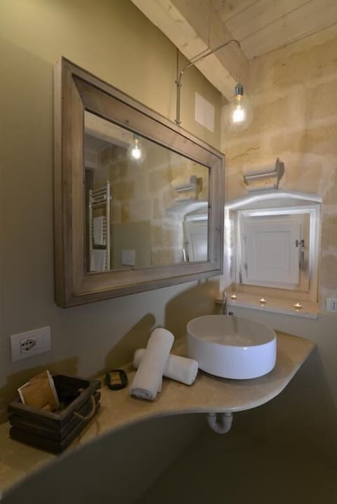 Superior Room (king) | Bathroom sink