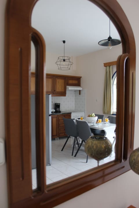 Fridge, oven, stovetop, coffee/tea maker