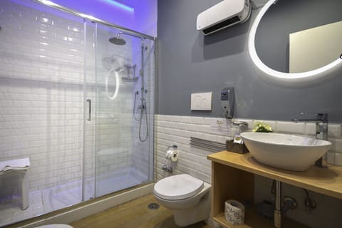 Double Room (3) | Bathroom | Shower, free toiletries, hair dryer, bidet