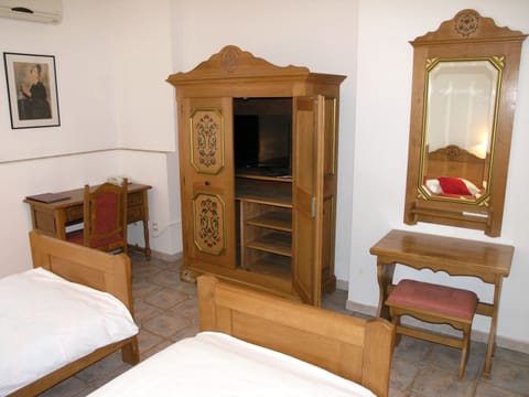 Economy Double Room | In-room safe, desk, laptop workspace, rollaway beds