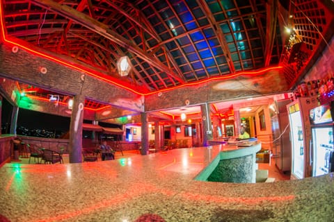 2 bars/lounges
