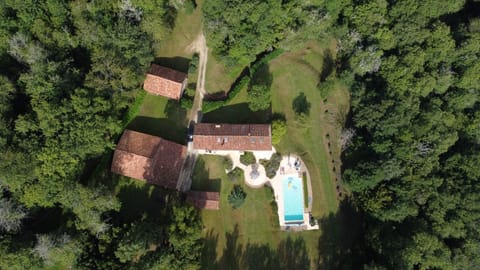 The house with its pool and 3 barns