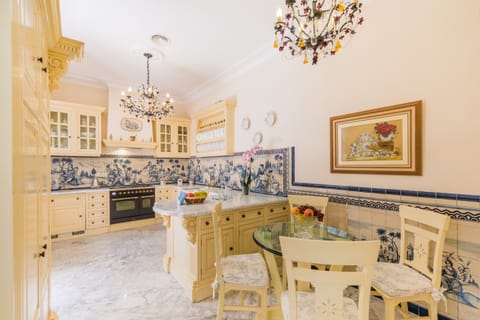Enjoy the kitchen of this luxury house in the center of Alhaurín el Grande