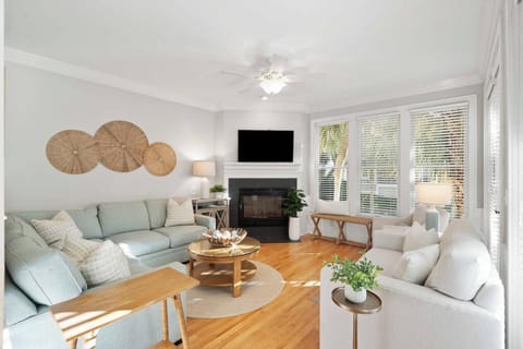 Living room - Open floor plan and 
seating for 10