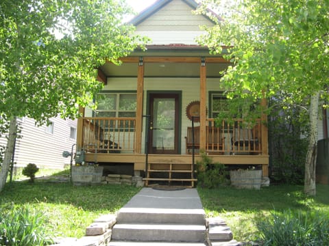 Charming Southwest Victorian, 3 Bedroom, 2 Bath. Sleeps 8