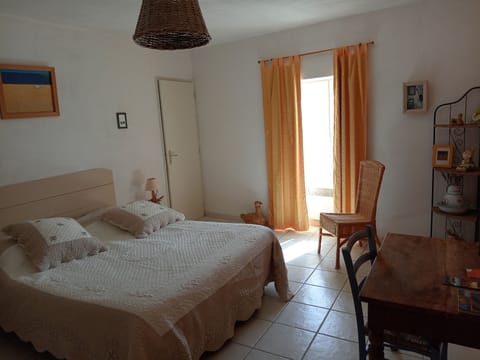 Double Room, Non Smoking | Individually decorated, individually furnished, iron/ironing board