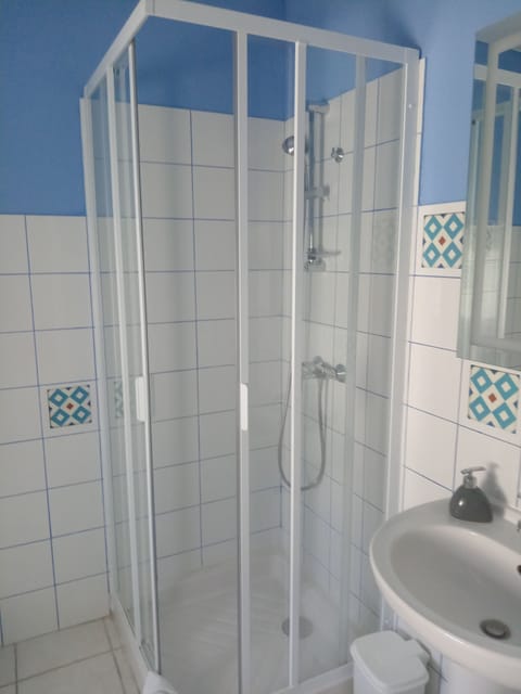 Shower, free toiletries, hair dryer, towels