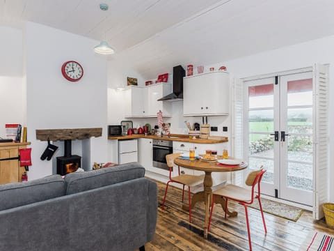 Attractive comfortable open plan living/dining room and kitchen | Ty&middot; Macsen - Ty Coch Chatham, Llandwrog, near Caernarfon
