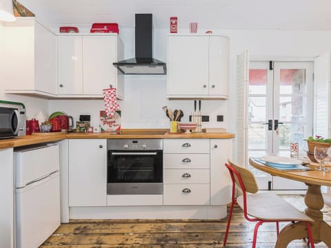 Well equiped attractive kitchen dining area | Ty&middot; Macsen - Ty Coch Chatham, Llandwrog, near Caernarfon