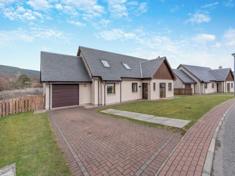 Delightful detached holiday home in the Cairngorms National Park | Croftside House - Allt Mor Cottages, Aviemore