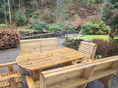 Outdoor eating area | Joan&rsquo;s Cottage, Seldom Seen near Thornthwaite