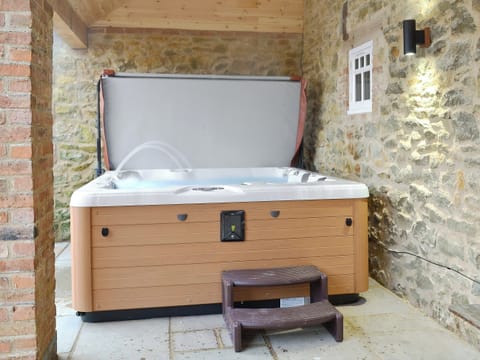 Hot tub | Ash Farm Barns - Wagonner&rsquo;s Barn, North Willingham, nr. Market Rasen