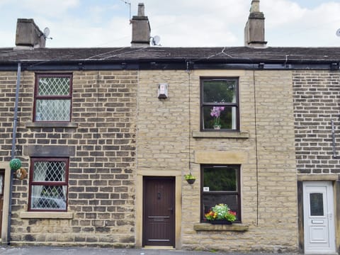 Exterior - front | Park View Cottage, Glossop