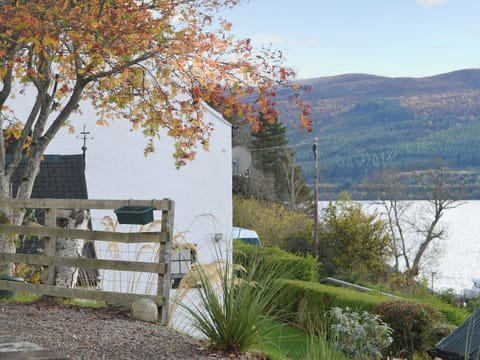Overlooking Loch Ness with stunning mountain viewws | Temple House West, Drumnadrochit