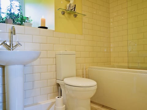 Bathroom | Pant-y-Bryn Bach, Llandovery