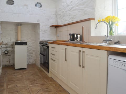 Lovely fitted kitchen | Porth Colmon Farmhouse, Porth Colmon, near Pwllheli