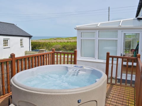 Hot tub | Porth Colmon Farmhouse, Porth Colmon, nr. Pwllheli