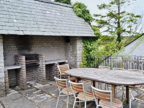Outdoor eating area | The Court, Wern-y-Wylan, Anglesey