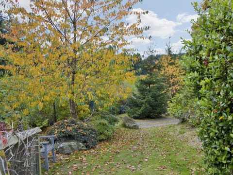 Garden and grounds | Hatton Cottages - Osprey Cottage, Dunkeld, nr. Pitlochry