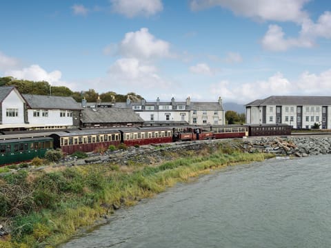Ffestiniog and Welsh Highland Railways | Ffestiniog View, Porthmadog