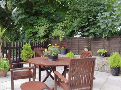 Peaceful sitting out area | Bwthyn, New Quay