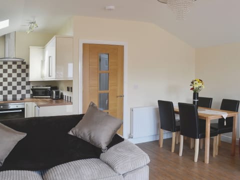 Open plan living/dining room/kitchen | Ashington Holiday Cottage - Oak Cottage, Skegness
