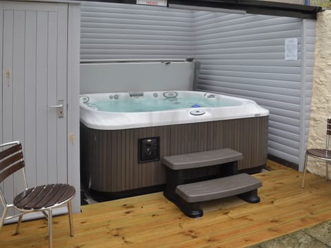 Hot Tub | Kings House, Beaumaris, Anglesey