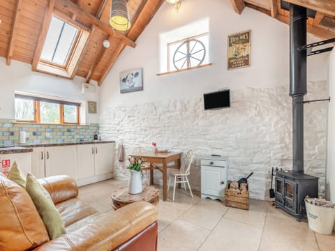 Open plan living space | The Dairy - Milton End Farm Barns, Arlingham, near Frampton-on-Severn