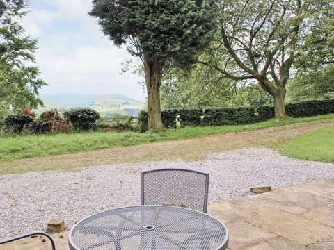 Sitting-out-area | Winhill Cottage, Bamford