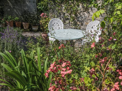 Sitting-out-area | Garden Flat, Pilton, near Glastonbury