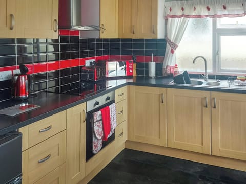 Kitchen area | Summer Time, Brundall, near Norwich