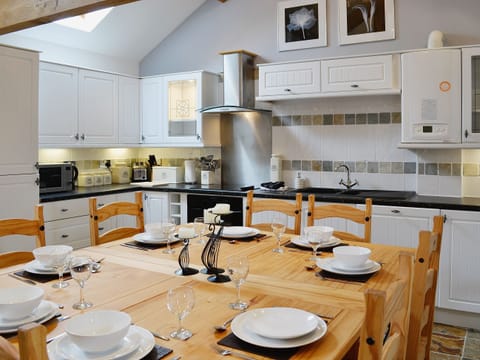 Open plan living/dining room/kitchen | Melin Newydd Cottages - The Top Barn, Tynlon, nr. Rhosneigr