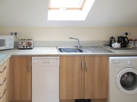 Well equipped kitchen | Ysgubor Uchaf - Bwlchgwyn Equestrian Holidays, Arthog, near Fairbourne