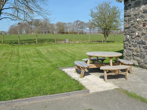 Sitting-out-area | Isfryn, Criccieth
